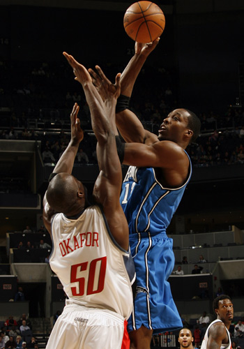  班凯罗强势发挥魔术主场战胜猛龙